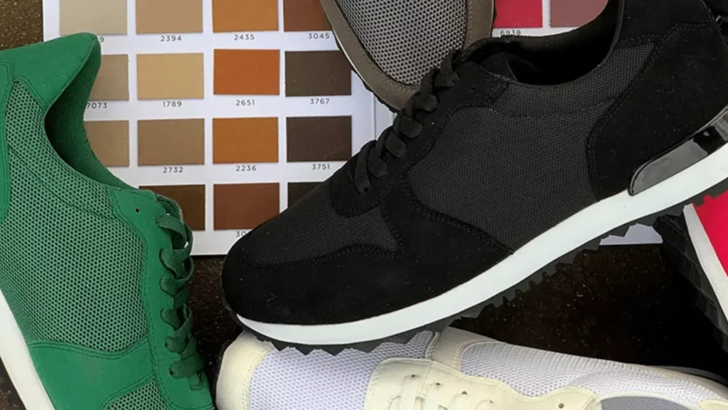Verschiedene Sneaker-Modelle auf Farbmusterkarten für individuelle Farb- und Designauswahl