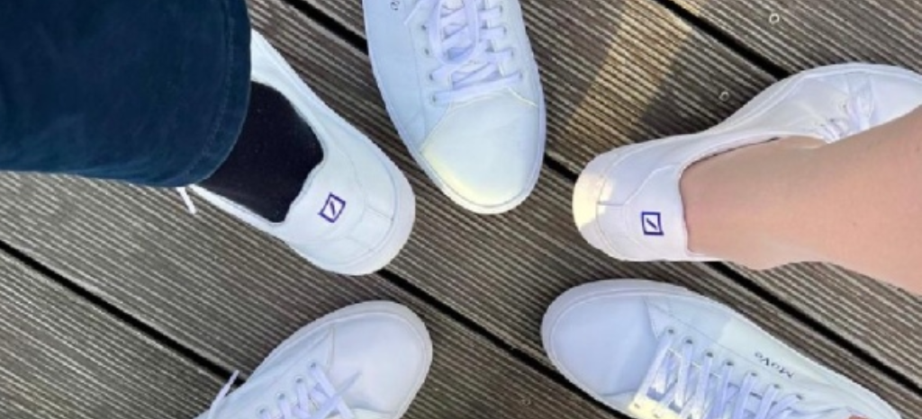 Weiße Sneaker mit Deutsche Bank Logo – Beispiel für ein Kundenprojekt von SNKRS2DESIGN
