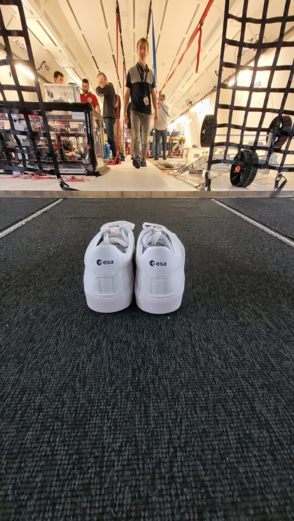 Weiße Sneaker mit e-esa Logo