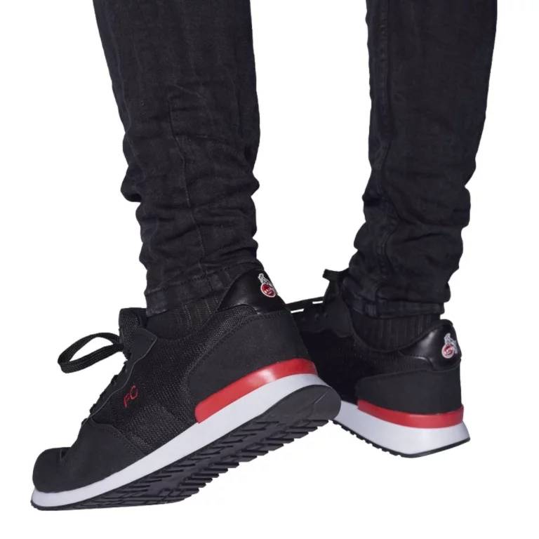 Schwarze Sneaker mit FC Köln Logo – getragenes Beispielprojekt