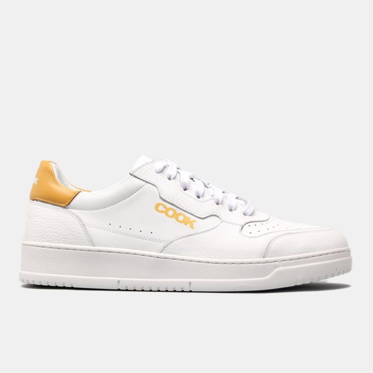 Sneaker mit Firmenlogo